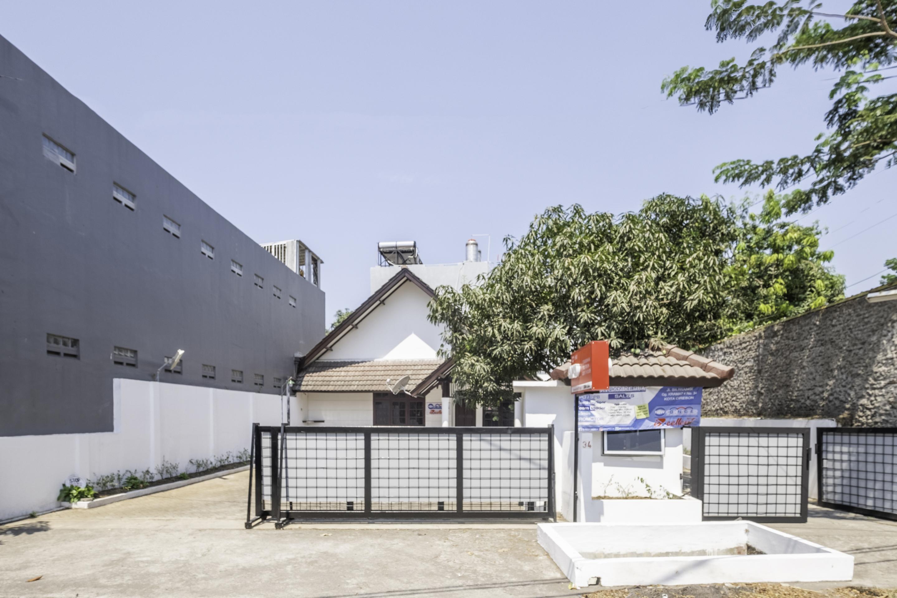 Oyo1568井里汶车站旅馆酒店 外观 照片